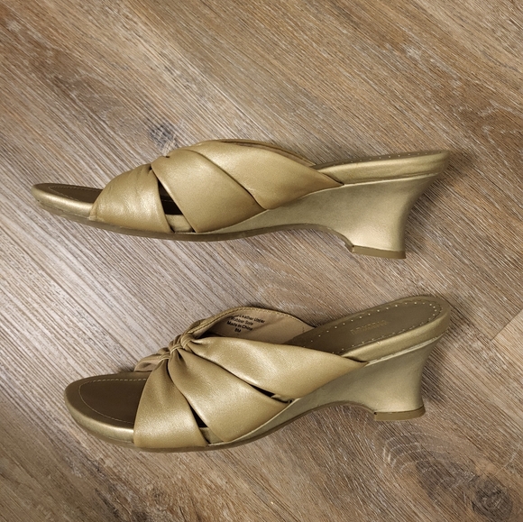 Greenwich Village Slip On Sandals Size 8 Soft Gold - Picture 3 of 9